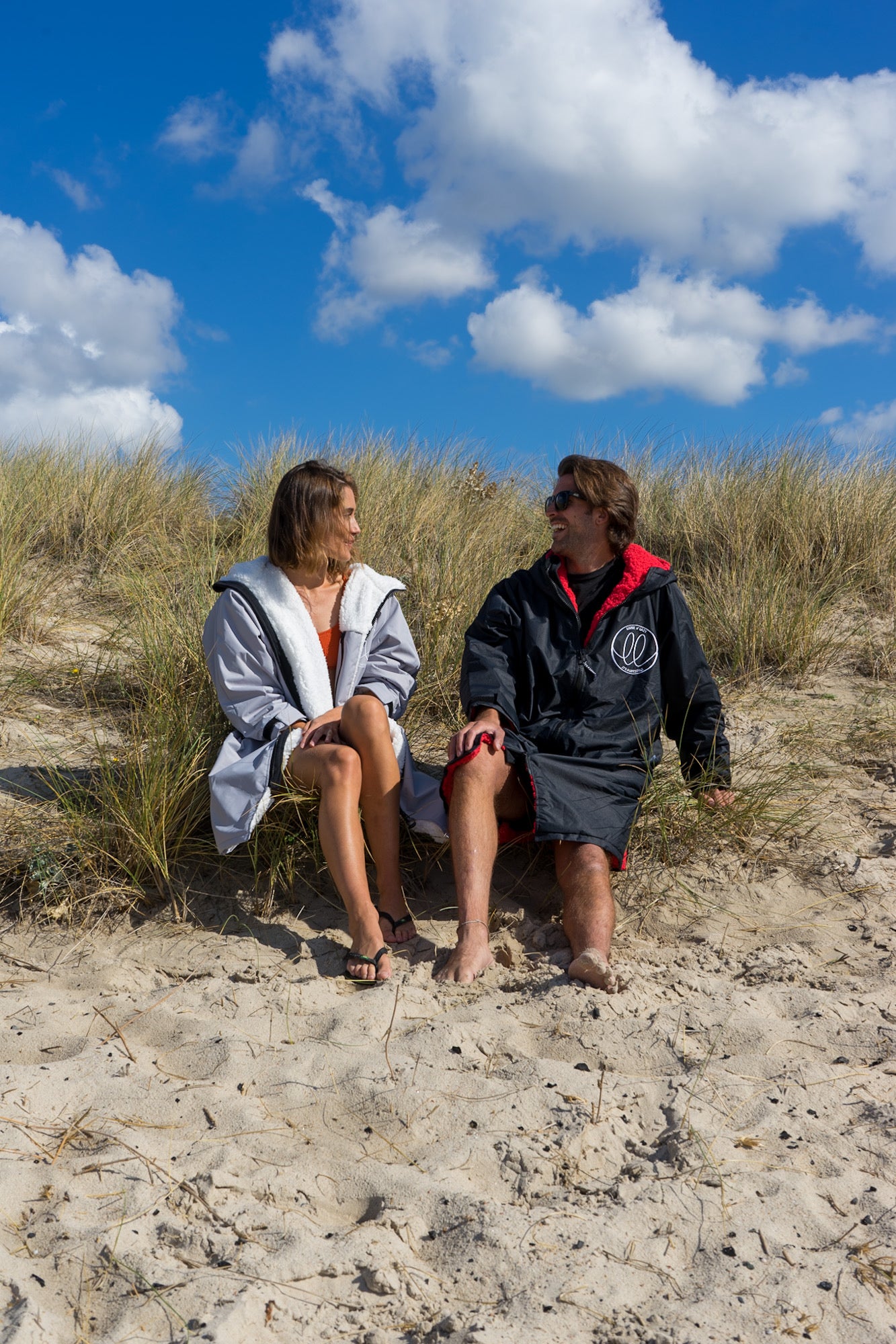 Mid-sleeve Loose n' Lazy Changing Robe - Black/Red